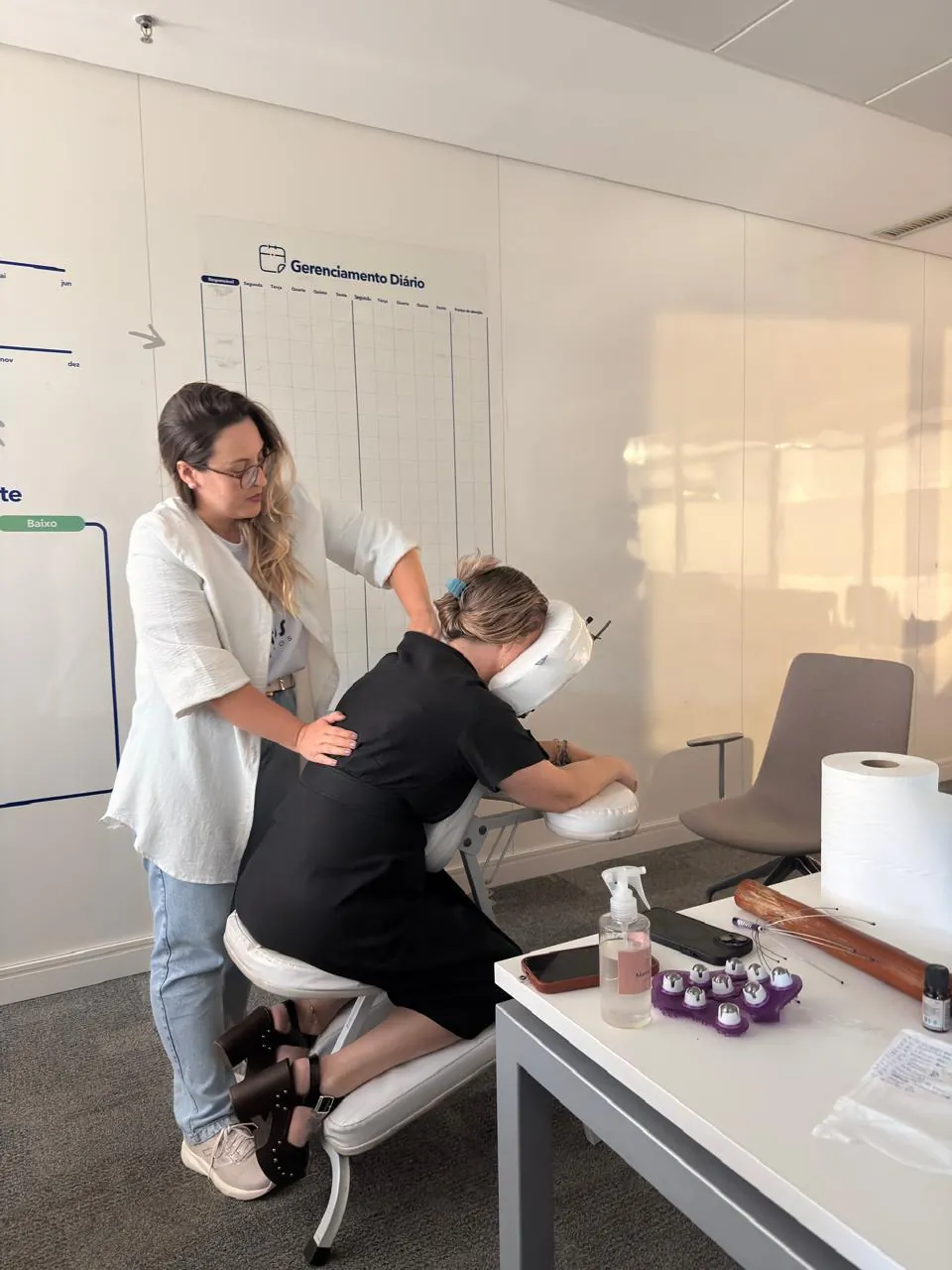 Quick Massage empresarial — equipe atendida no escritório